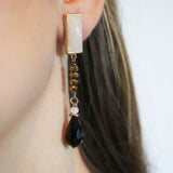 Pendientes largos color blanco para mujer con piezas doradas