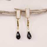 Pendientes largos color blanco para mujer con piedra natural y piezas doradas