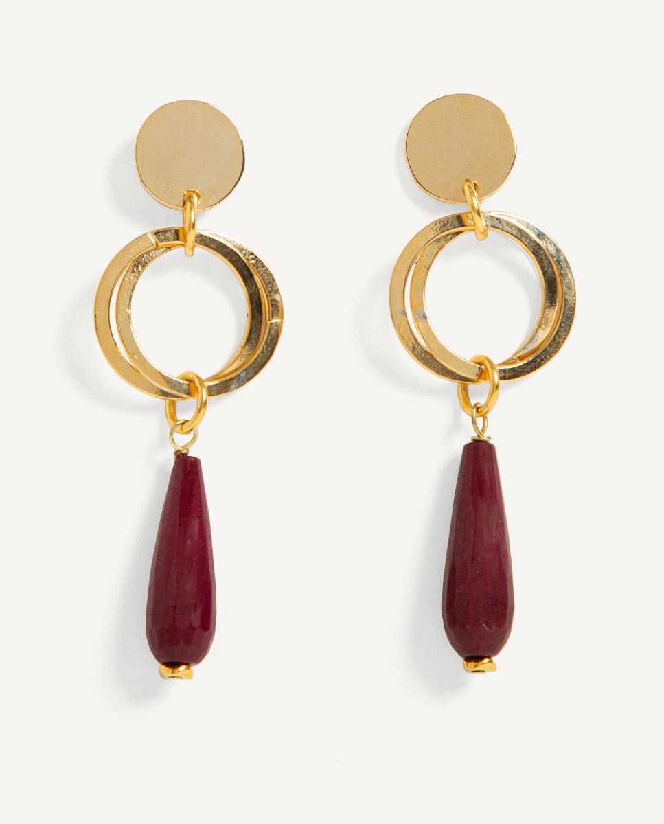 Pendientes largos Gota burdeos de Emolo con disco y aros dorados y colgante alargado rojo oscuro
