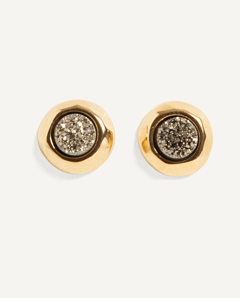 Pendientes pequeños Solmara de Emolo con drusa circular color titanio y montura redonda dorada
