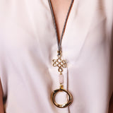 Collar ajustable para mujer con cordón encerado, cuarzo rosa y piezas doradas de zamak