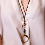 Collar largo ajustable con cordón encerado premium y pieza dorada zamak con piedra natural verde