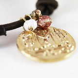 Collar corto para mujer con moneda dorada con perla de río