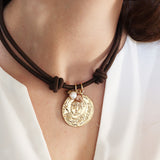 Collar perlas y moneda dorada