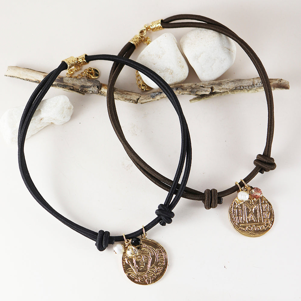 Collar corto cordón encerado con perlas de río y moneda dorada para mujer