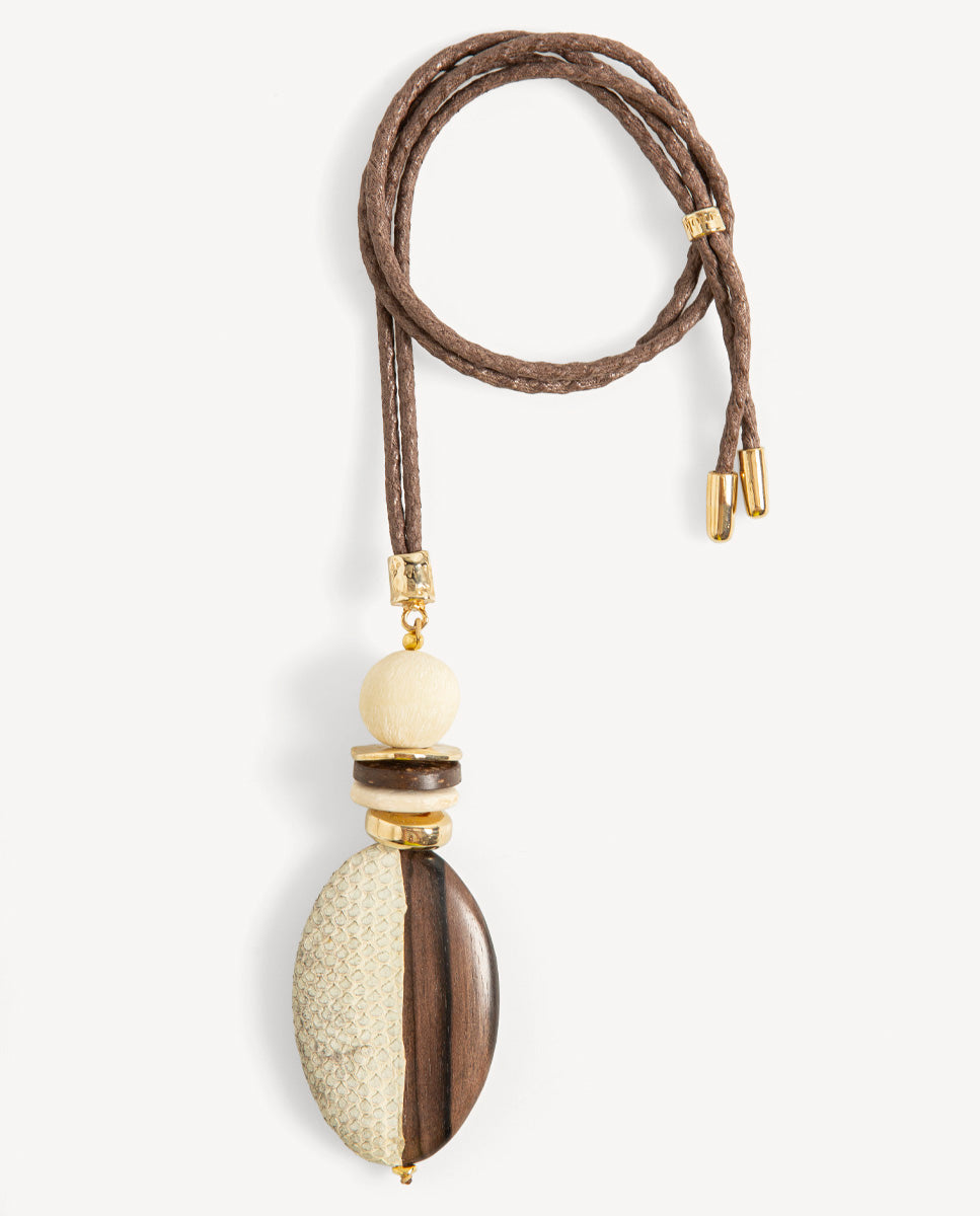 Collar largo Luxue de Emolo con cordón marrón trenzado, cuentas apiladas y colgante ovalado marrón y beige