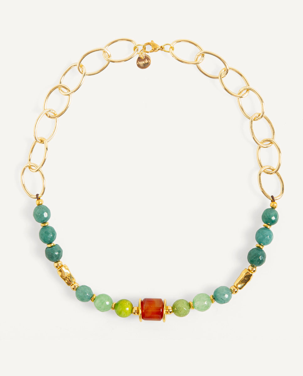 Collar corto Braisa verde de Emolo con cadena de eslabones ovalados dorados, cuentas verdes y cuenta central naranja