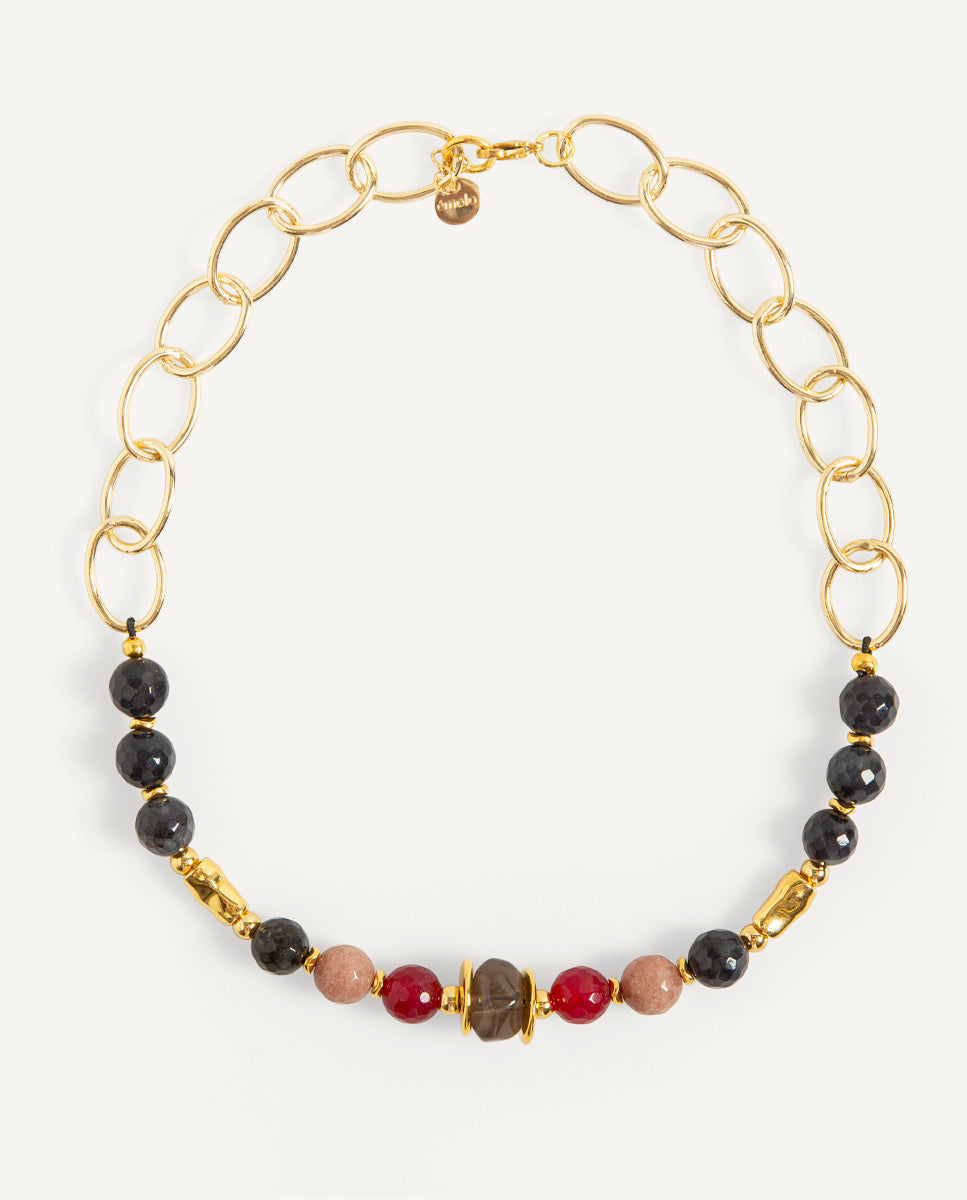 Collar corto Braisa gris de Emolo con cadena de eslabones ovalados dorados y cuentas grises, burdeos y rosadas