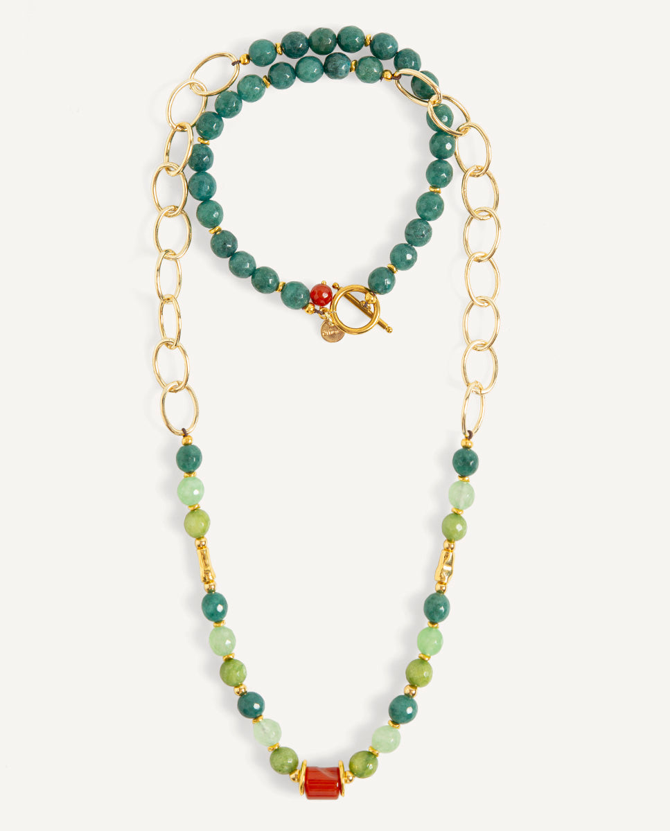 Collar largo Braisa verde de Emolo con eslabones dorados, cuentas verdes, cuenta central roja y cierre de aro y barra