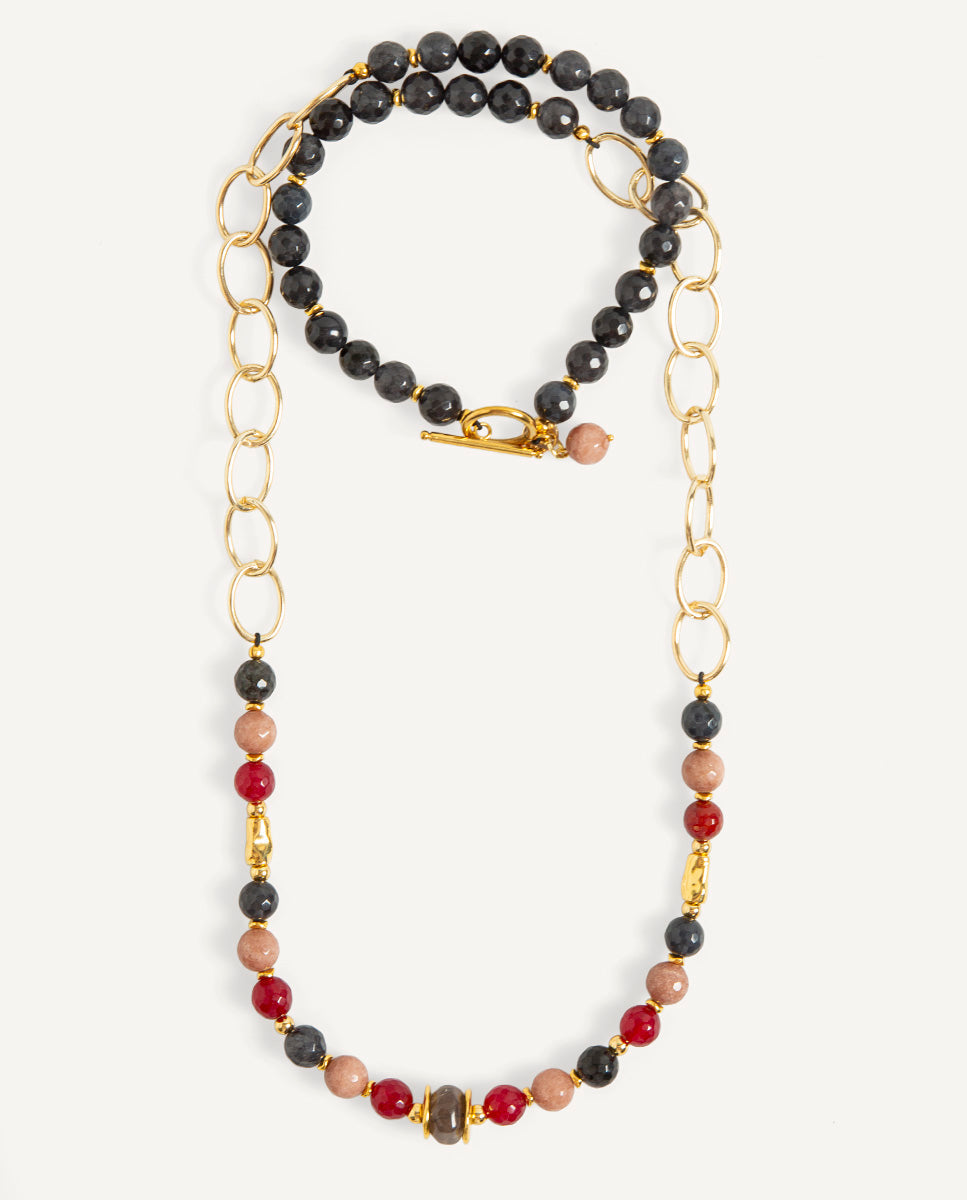 Collar largo Braisa gris de Emolo con eslabones dorados, cuentas grises, burdeos y rosadas y cierre de aro y barra