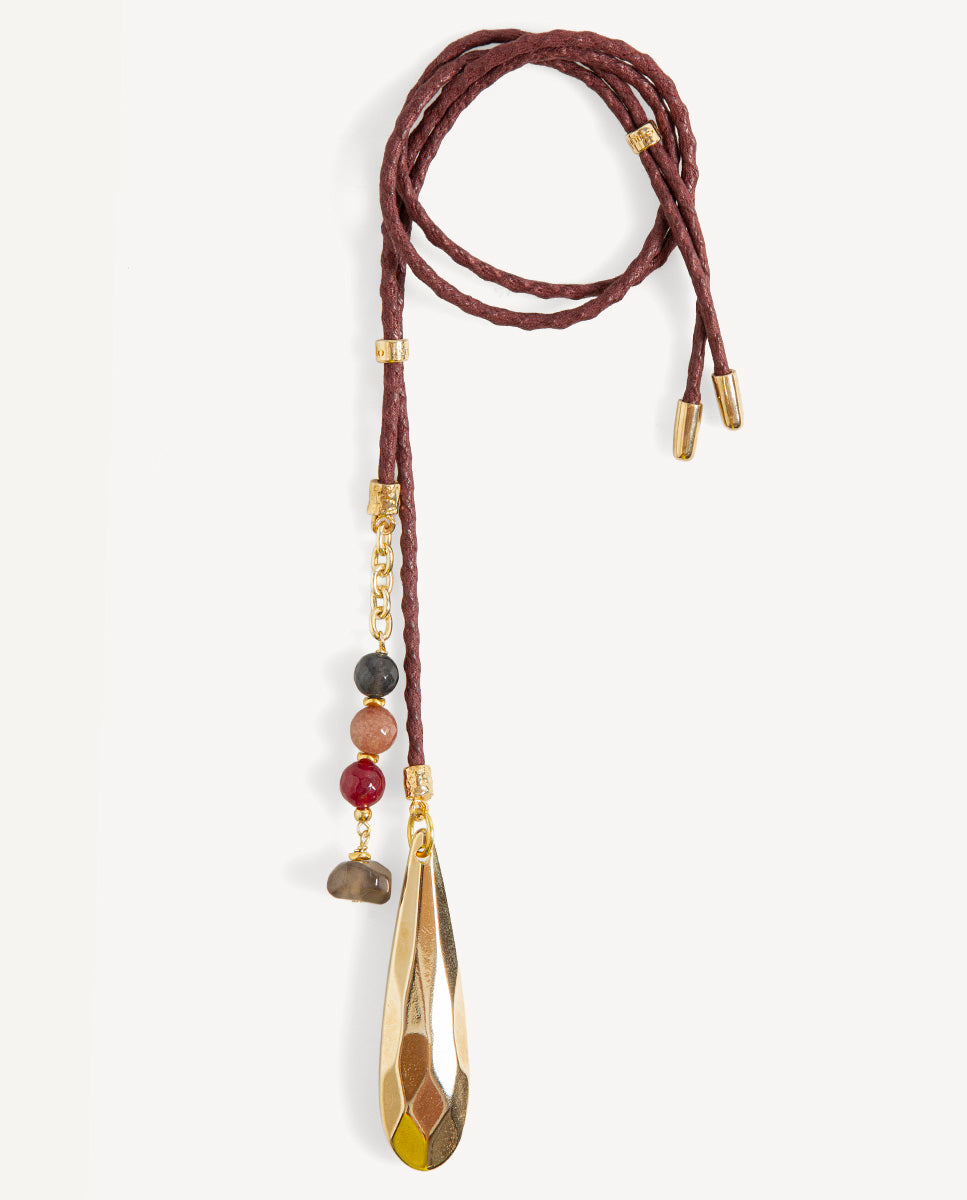 Collar largo Braisa de Emolo con cordón burdeos trenzado, cuentas de colores y colgante Monsul dorado de gota alargada