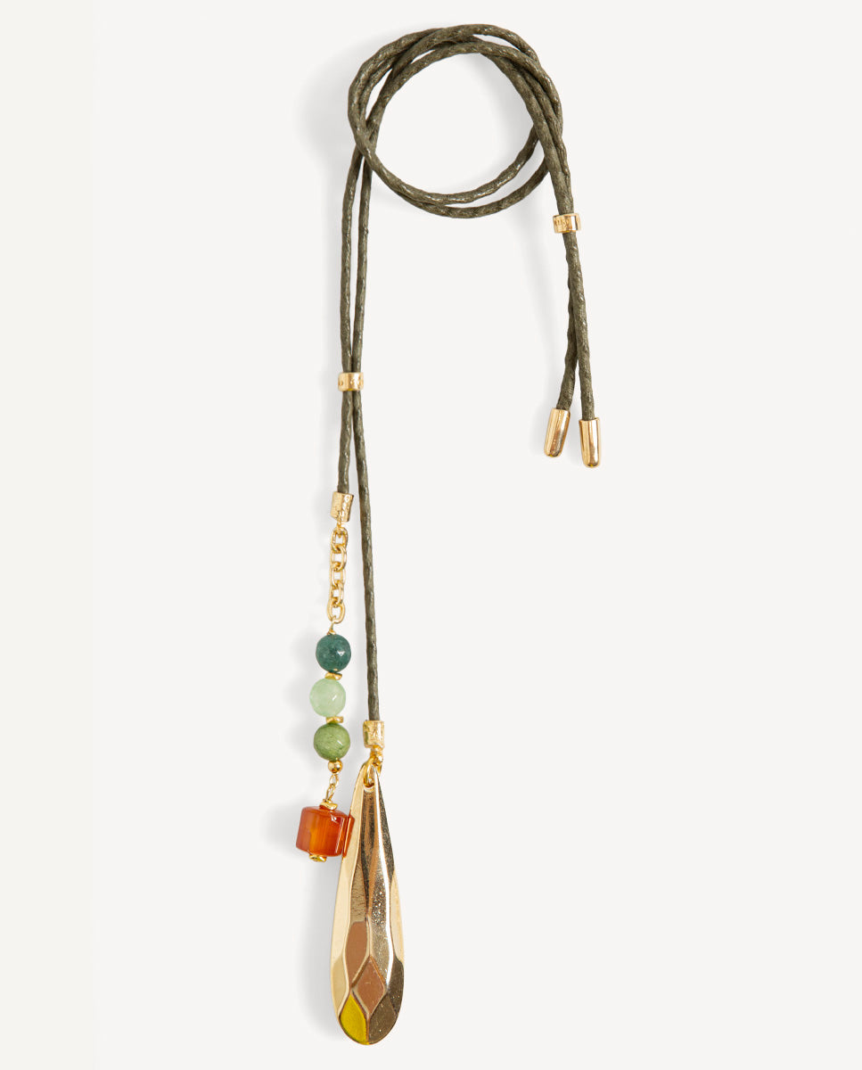 Long collier Braisa Émolo avec cordon kaki tressé, perles vertes et orange et pendentif Monsul doré en goutte allongée