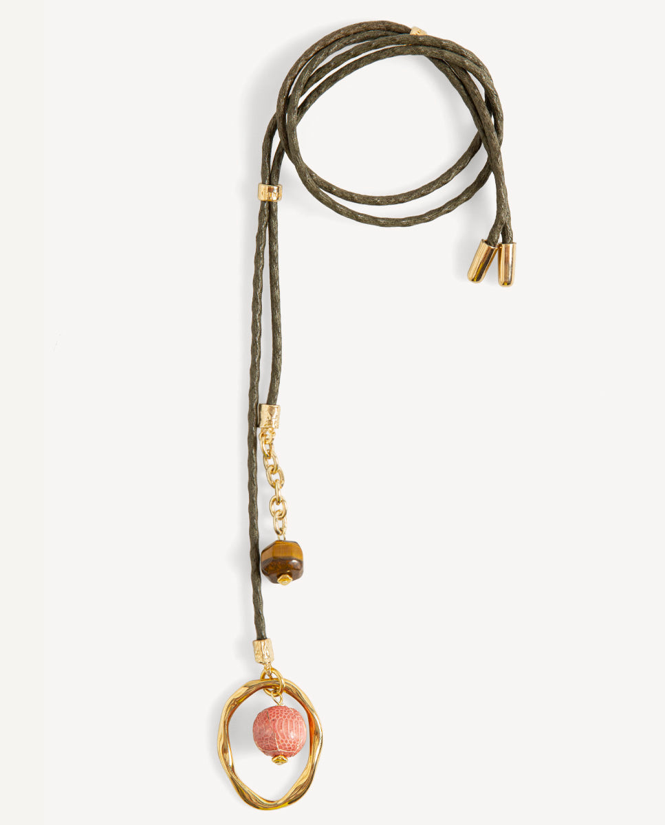 Collar largo Nimbo Monsul kaki de Emolo con cordón trenzado verde, aro dorado irregular y cuentas rosada y marrón