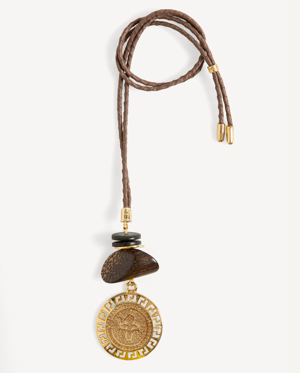 Collar largo Monsul Met de Emolo con cordón marrón trenzado, cuenta veteada y medallón dorado circular