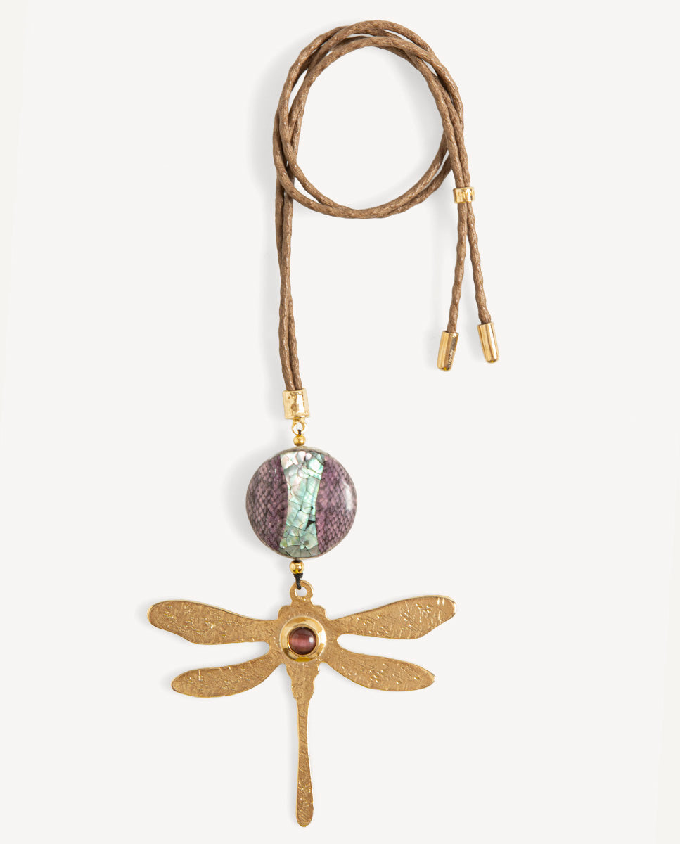 Collar largo Libet Monsul camel de Emolo con cordón trenzado, pieza estampada y libélula dorada con piedra burdeos