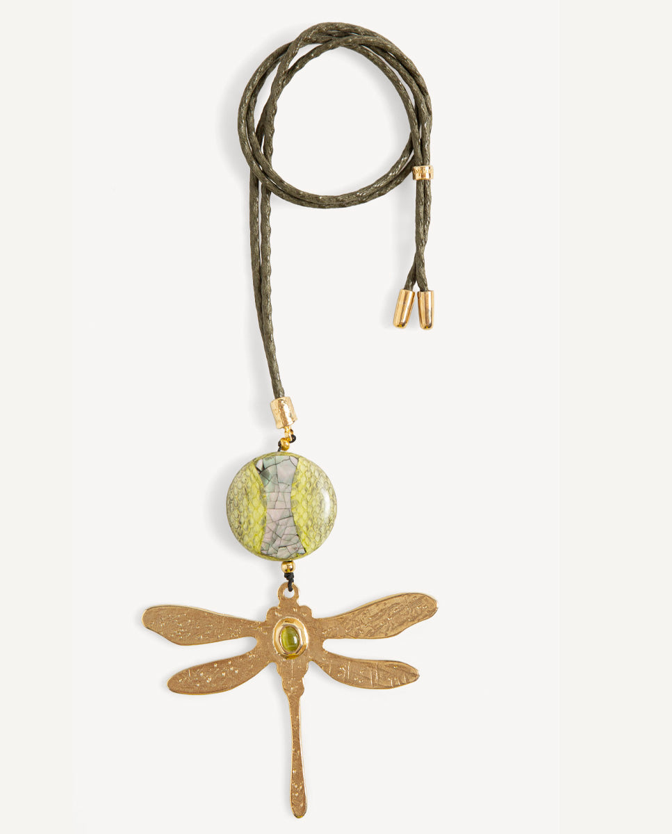 Collar largo Libet Monsul verde de Emolo con cordón caqui trenzado, pieza estampada y libélula dorada con piedra verde