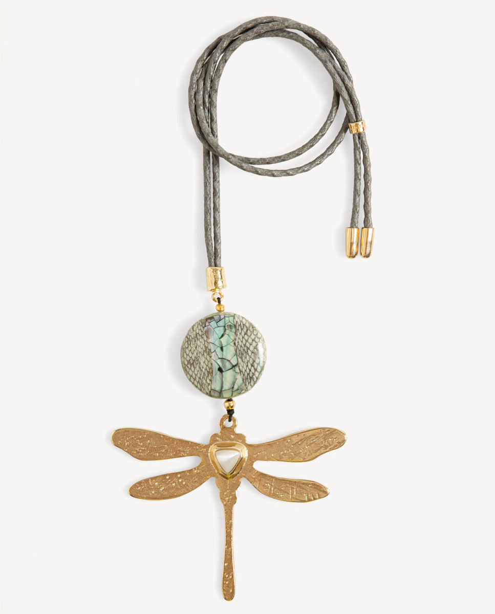 Collar largo Libet Monsul gris de Emolo con cordón trenzado, pieza estampada y libélula dorada con piedra blanca