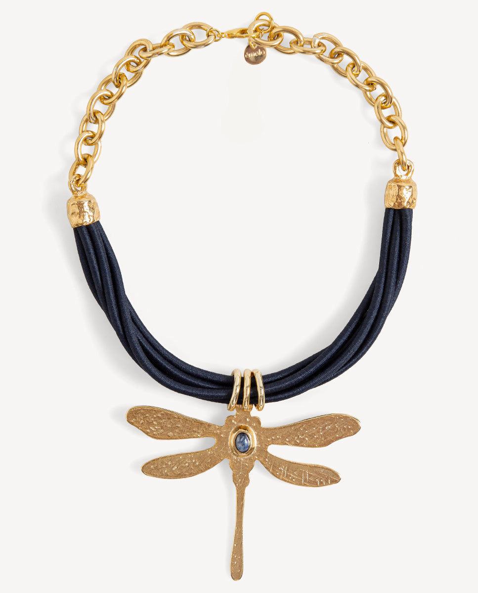 Collar Libet Ency de Emolo con cordones azul marino, cadena dorada y colgante de libélula con sodalita azul