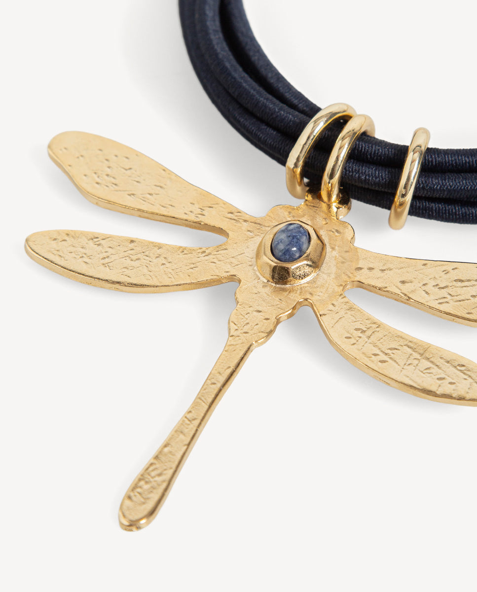 Detalle del collar Libet Ency de Emolo con libélula dorada texturizada, sodalita azul y cordones azul marino