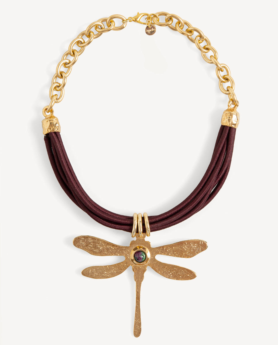 Collar Libet Ency de Emolo con cordones burdeos, cadena dorada y colgante de libélula con zoisita