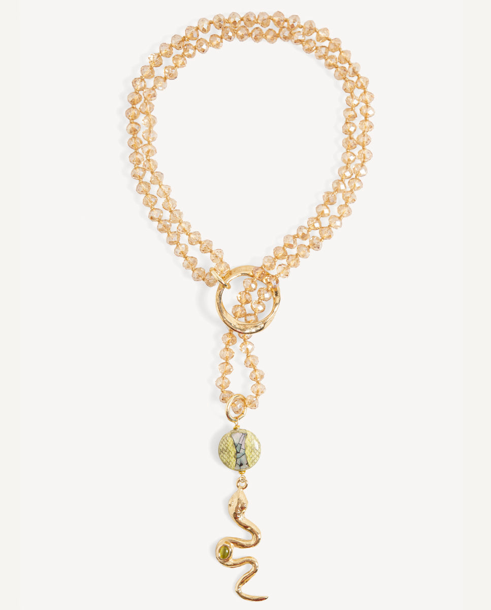 Collar largo Odri Ambera dorado de Emolo con cuentas facetadas color champán, aro central y colgante de serpiente
