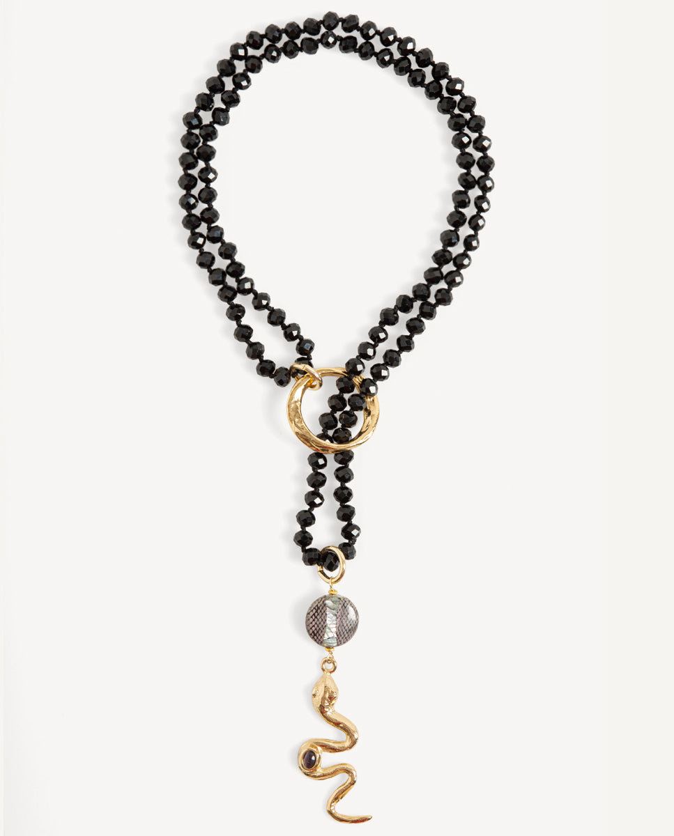 Collar largo Odri Ambera negro de Emolo con cuentas facetadas, aro central y colgante de serpiente dorados