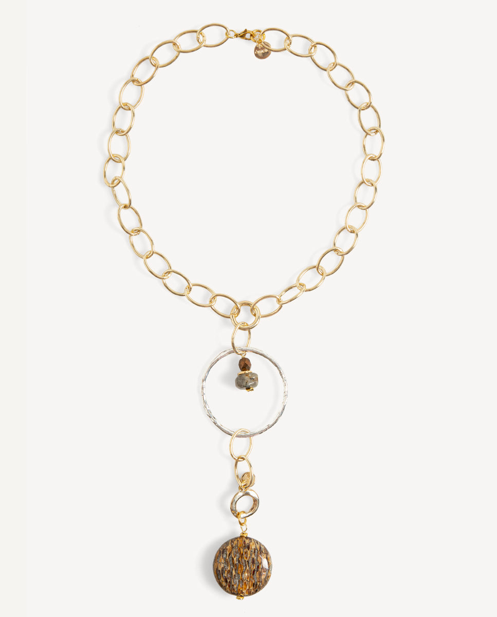 Collar Bimett de Emolo con cadena de eslabones dorados, aro plateado y colgante largo con disco marrón texturizado