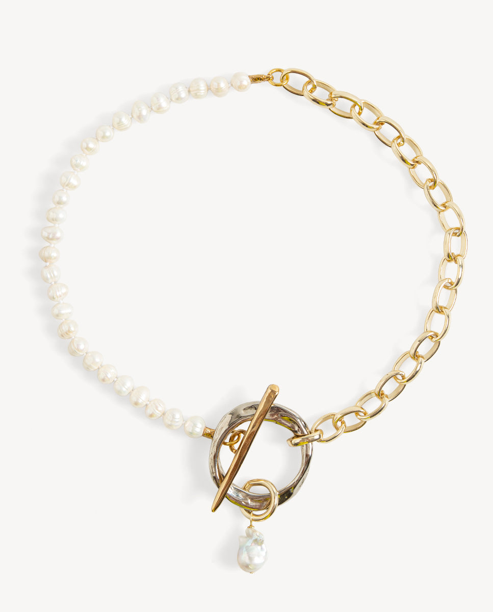 Collar Bimett de Emolo con mitad de perlas y mitad de cadena dorada, aro plateado, barra dorada y perla barroca colgante