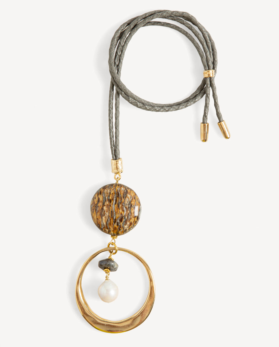 Collar largo Bimett dorado de Emolo con cordón gris, disco marrón texturizado y aro con cuentas gris y blanca nacarada