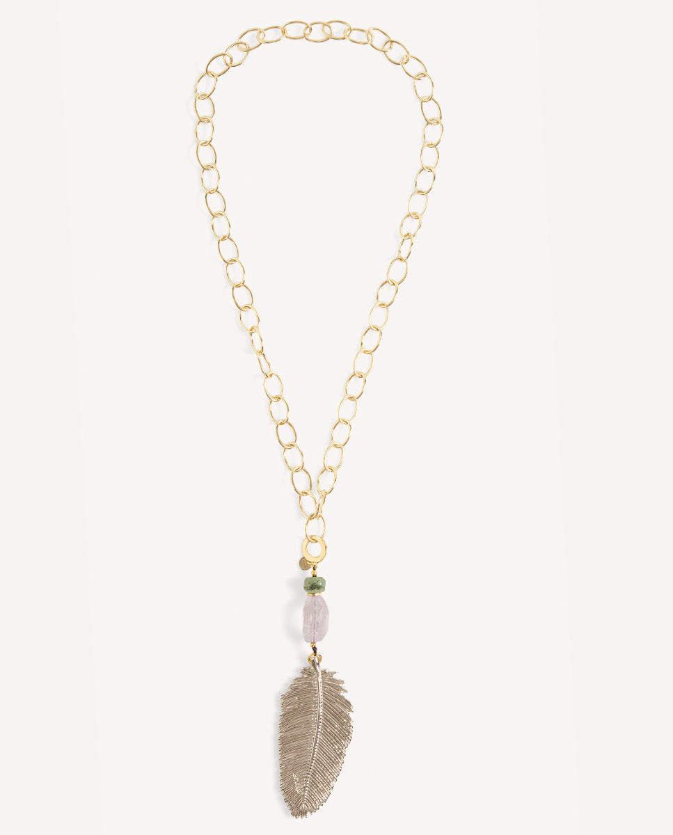Collar largo Nervia de Emolo con cadena de eslabones dorados, cuentas verde y rosa y colgante de hoja plateada