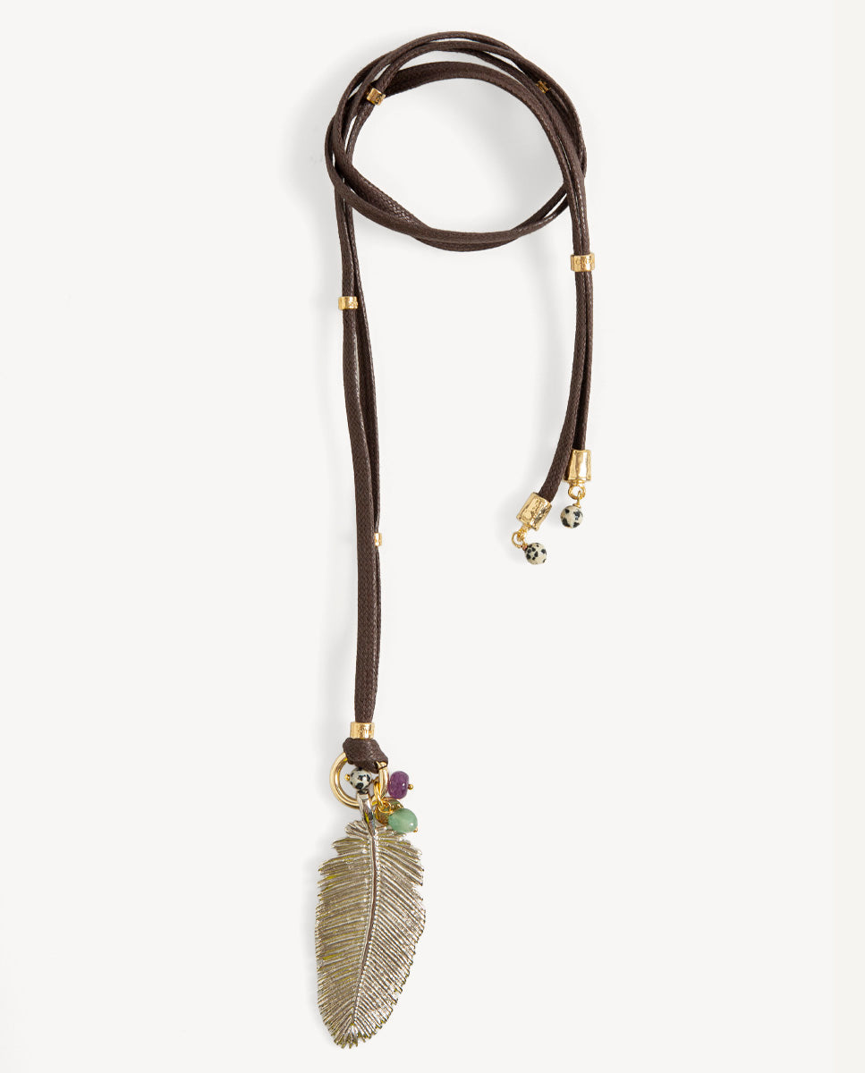 Collar largo Nervia marrón de Emolo con cordón doble, colgante de hoja plateada y pequeñas cuentas en los extremos