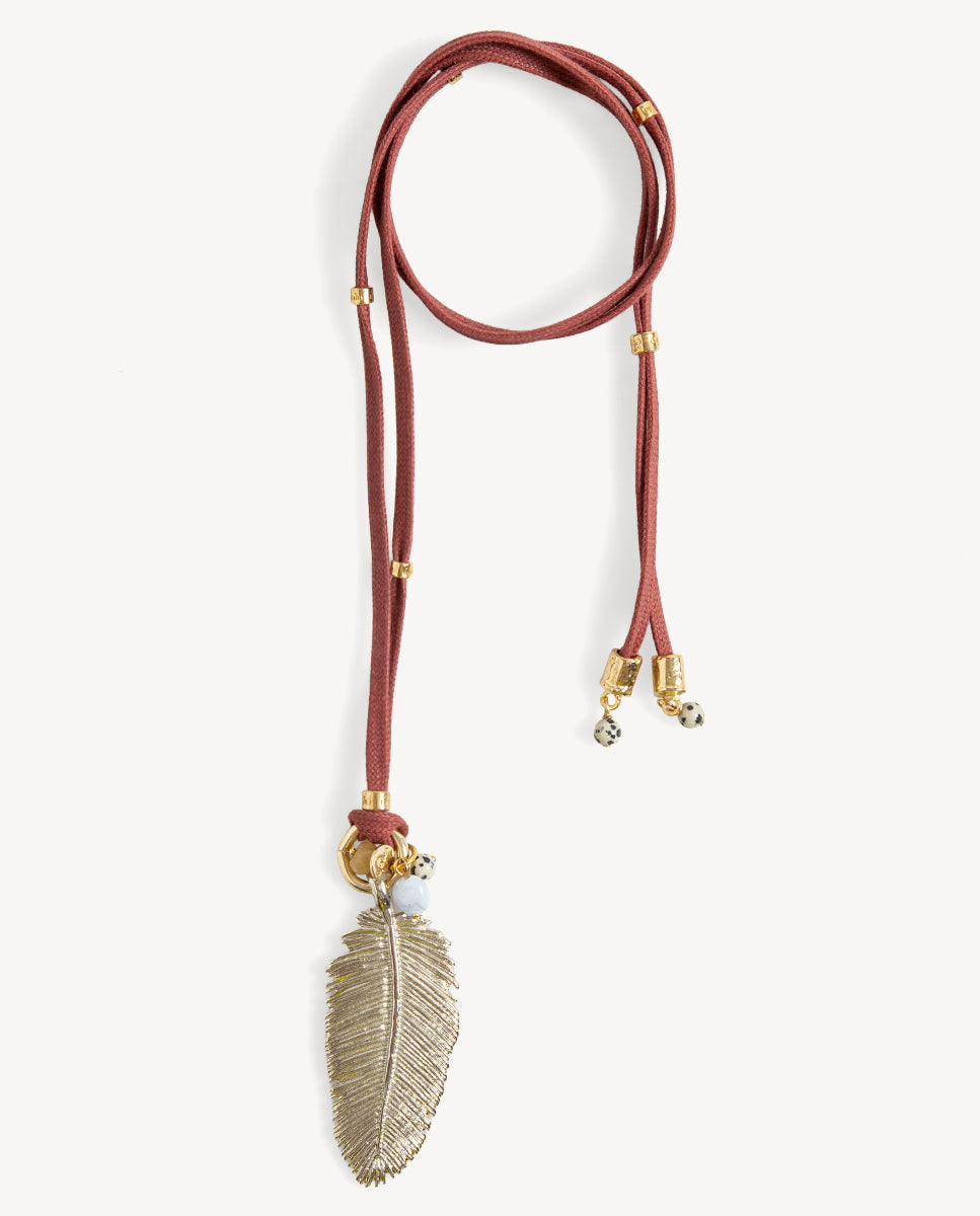 Collar largo Nervia burdeos de Emolo con cordón doble, colgante de hoja plateada y pequeñas cuentas en los extremos