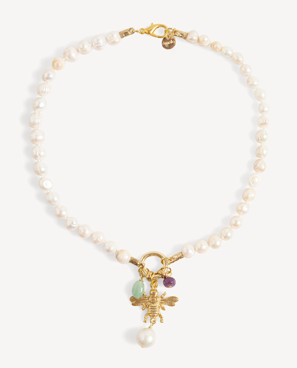 Collar Bimett de Emolo con perlas blancas, colgante de abeja dorada y pequeñas cuentas verde y morada