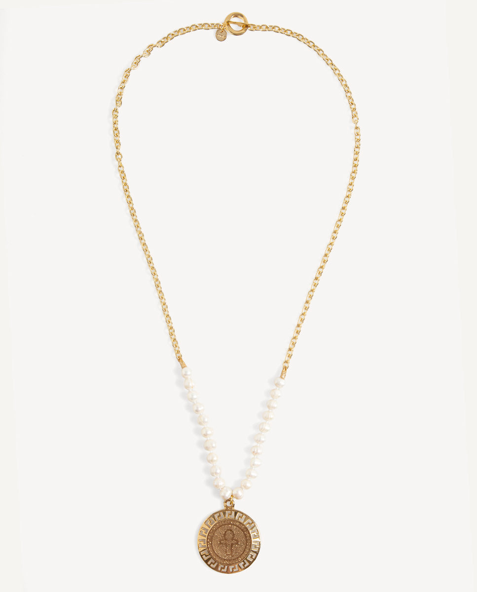 Collar largo Perlas Met de Emolo con cadena dorada, perlas blancas y medallón circular con grecas caladas