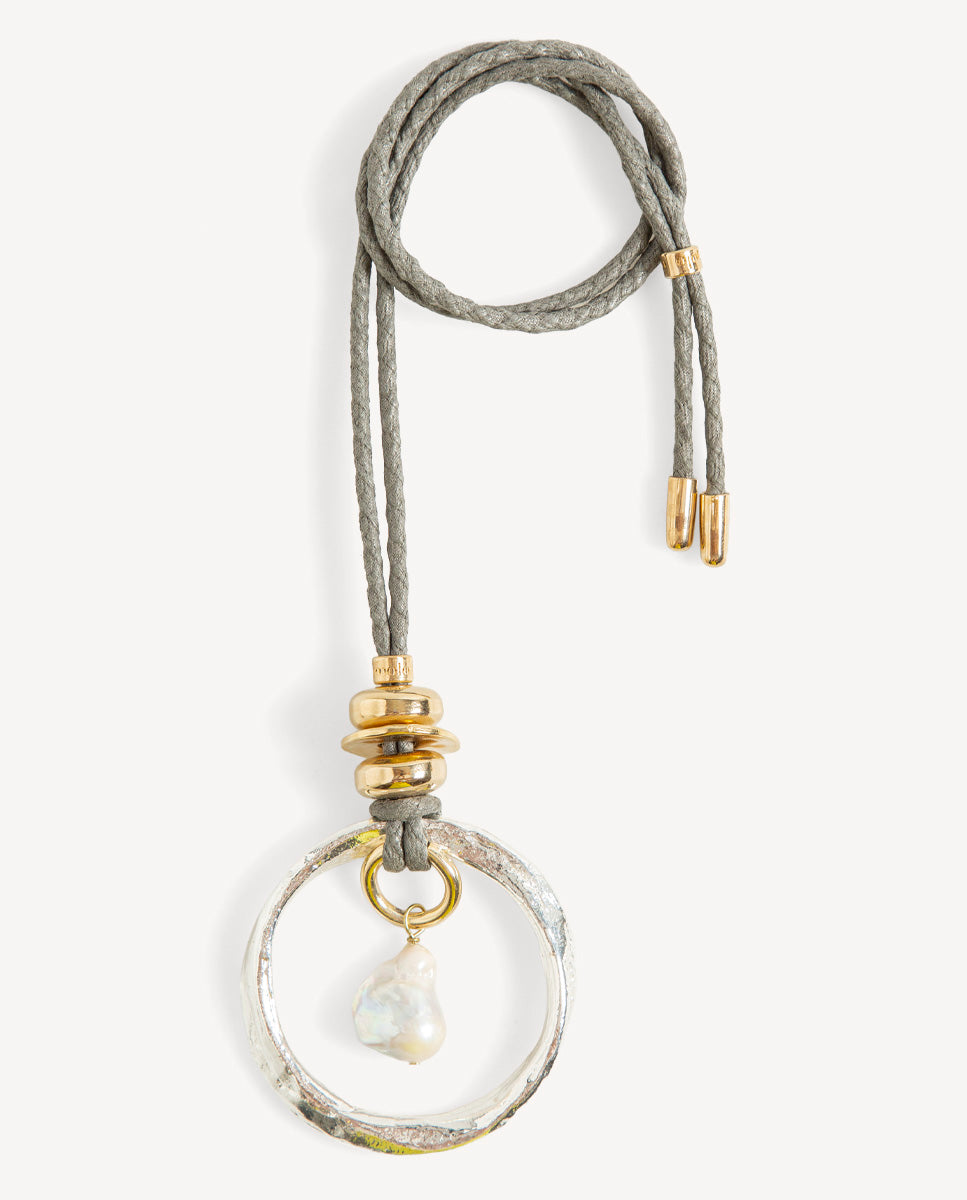 Collar largo Bimett de Emolo con cordón gris trenzado, aro plateado, cuenta blanca nacarada y piezas doradas