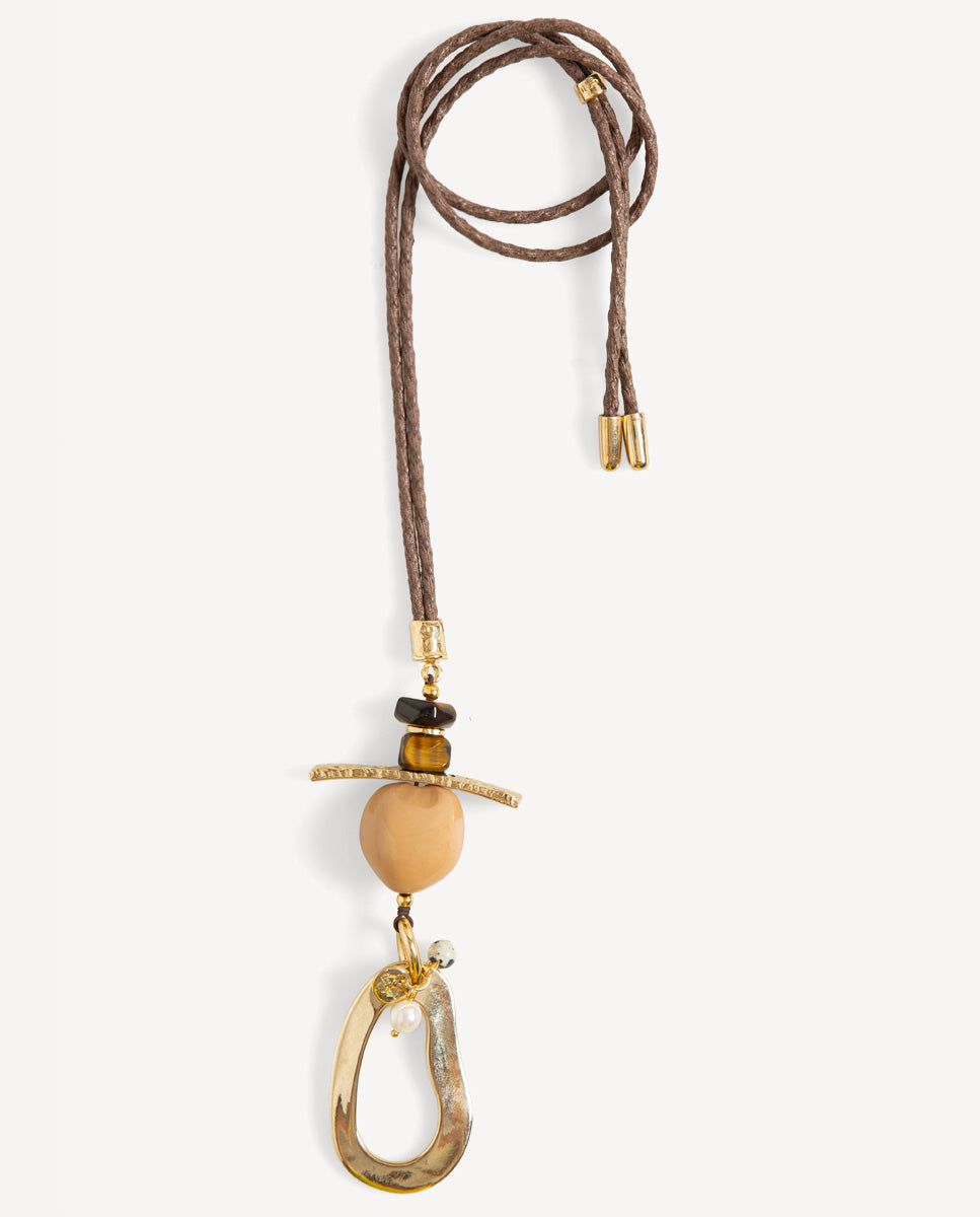 Collar largo Hanner camel de Emolo con cordón marrón trenzado, cuentas marrones y color miel y colgante dorado de gota calada