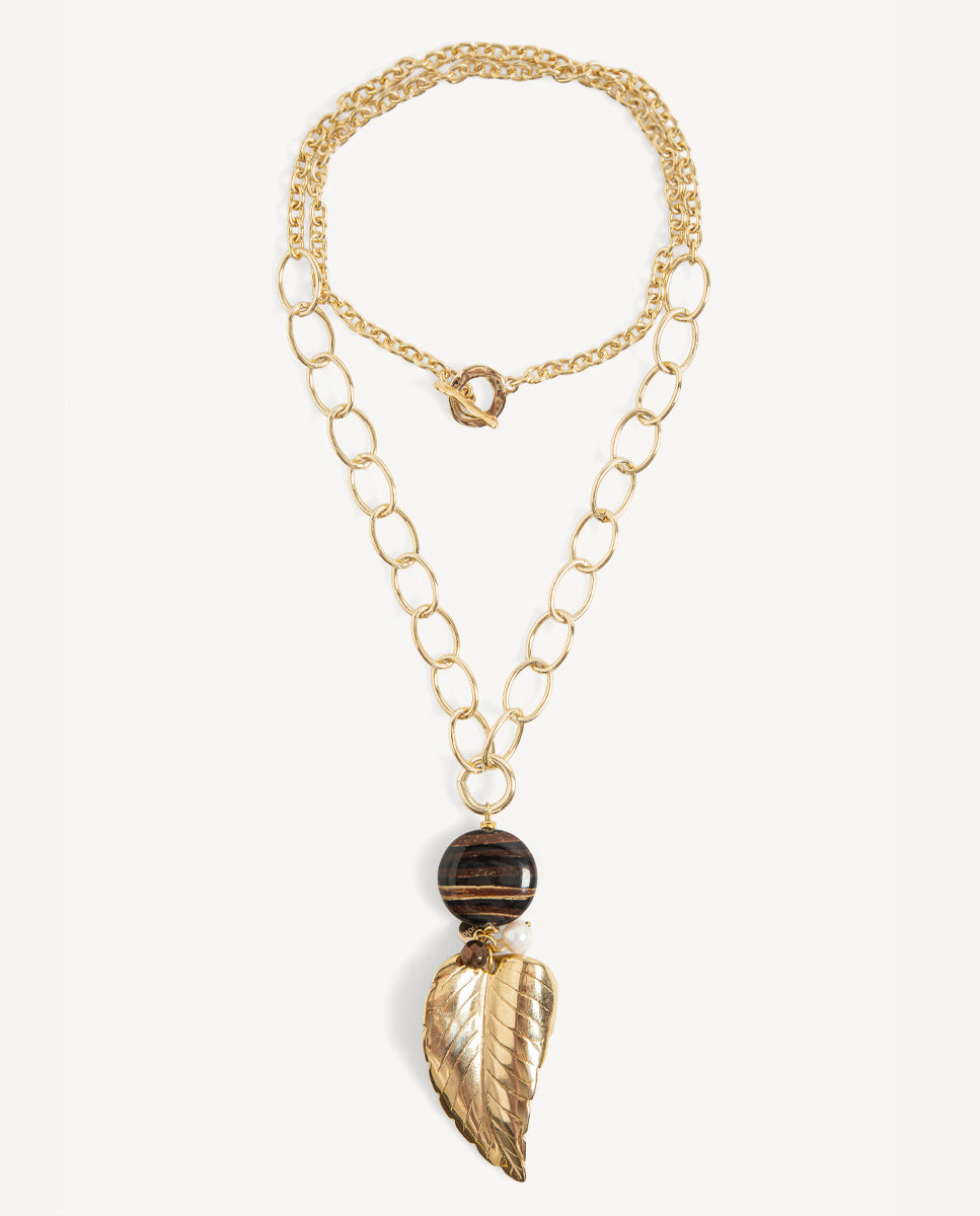 Collar largo Tessoa marrón de Emolo con cadena dorada, cuenta marrón veteada y colgante de hoja
