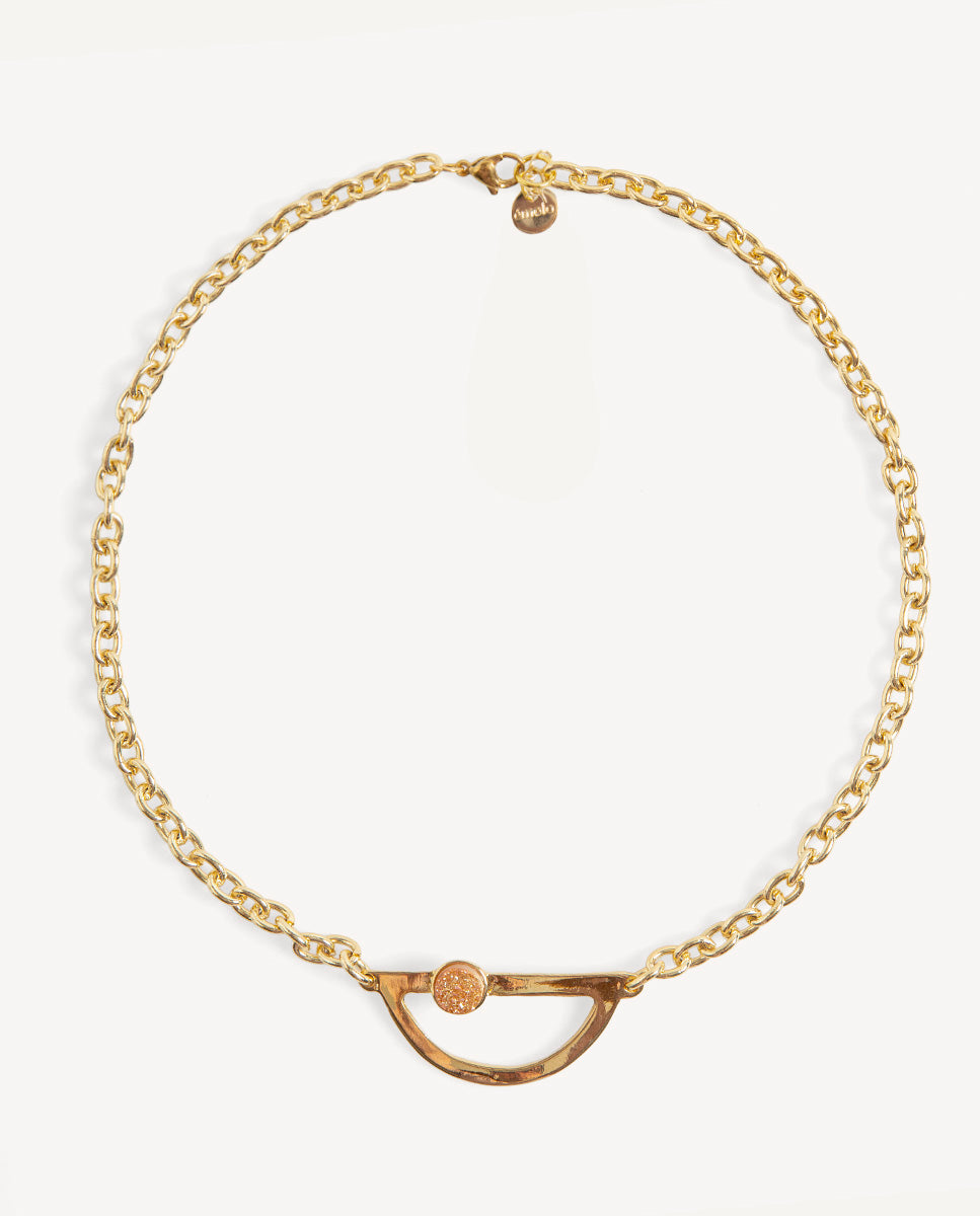 Collar Solmara de Emolo con cadena de eslabones dorados y pieza central semicircular con drusa dorada