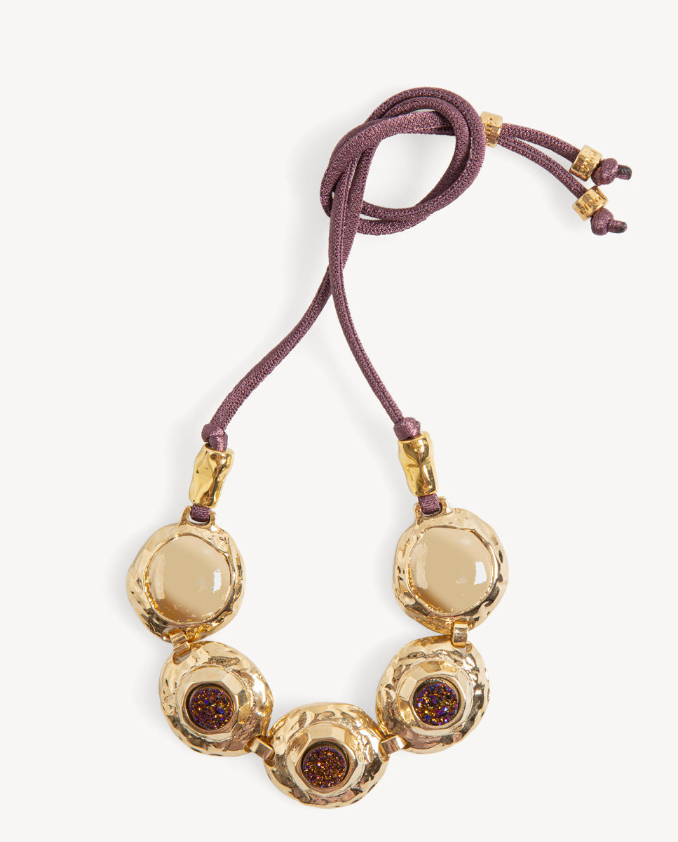 Collar Solmara de Emolo con cordón morado, cinco discos dorados y tres drusas circulares navy