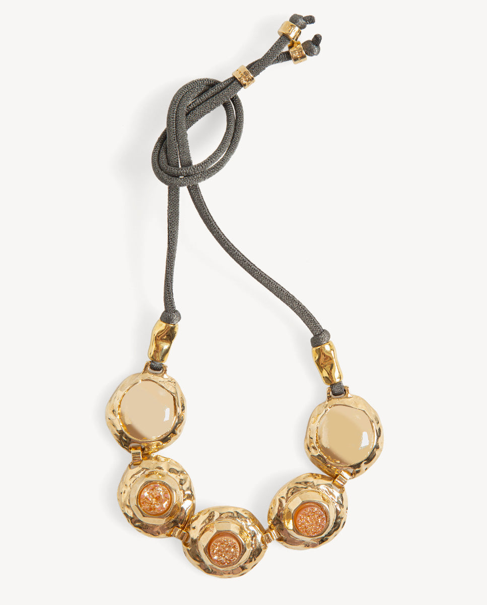Collar Solmara de Emolo con cordón gris, cinco discos dorados y tres drusas circulares doradas