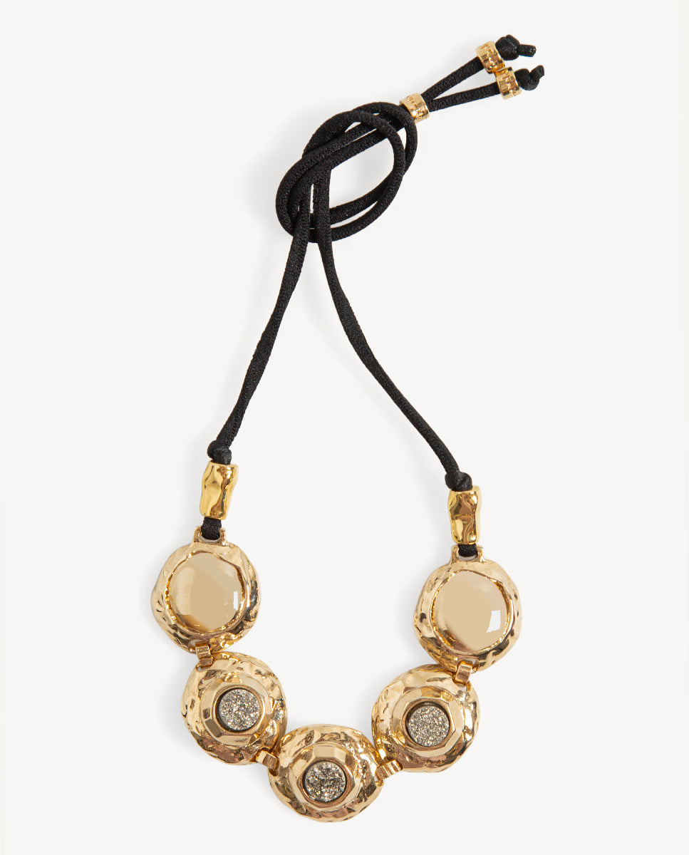 Collar Solmara de Emolo con cordón negro, cinco discos dorados y tres drusas circulares color titanio