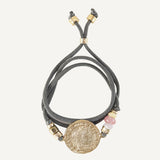 Collar y pulsera gris con moneda dorada