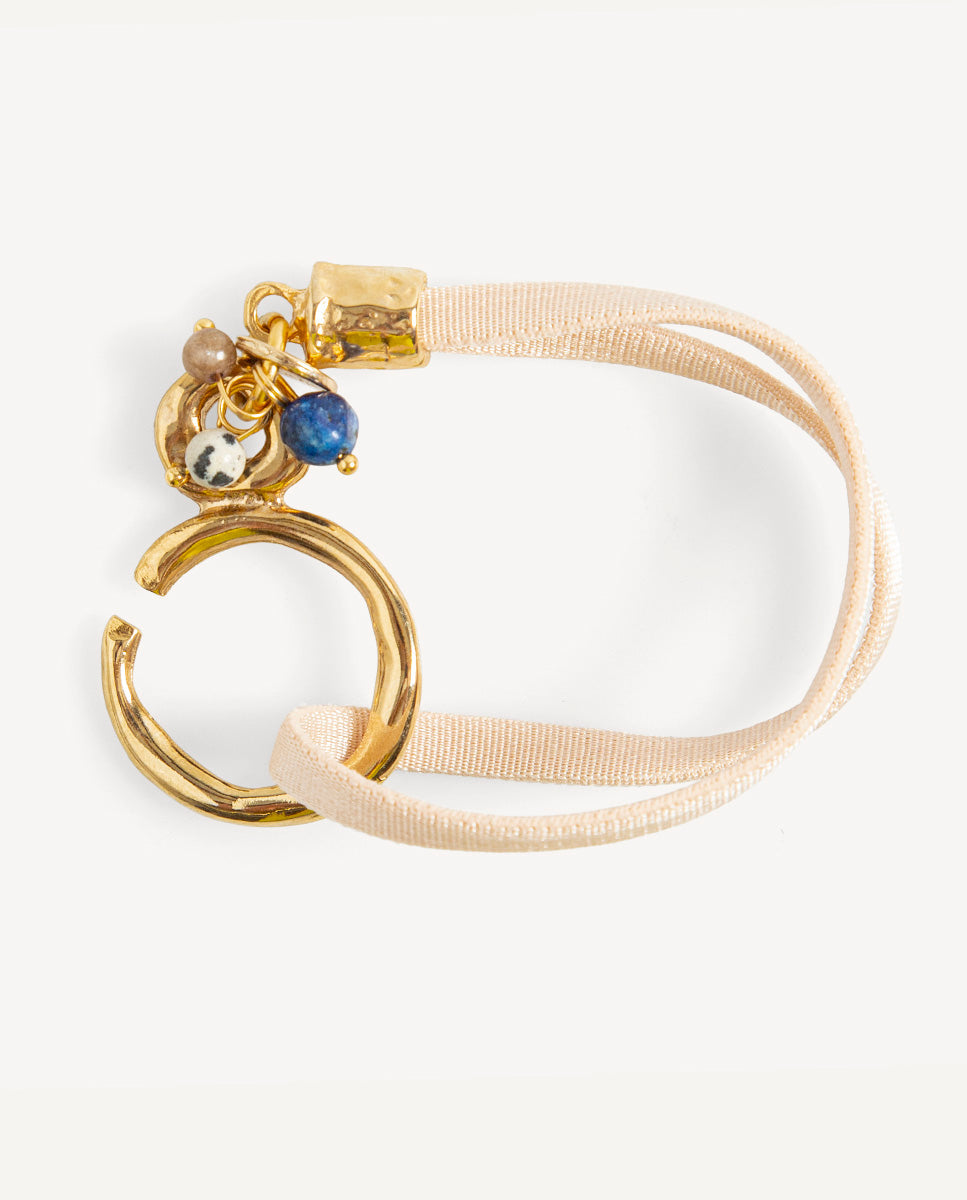 Pulsera Sasha beige de Emolo con cordón doble, aro dorado y pequeñas cuentas de colores junto al cierre