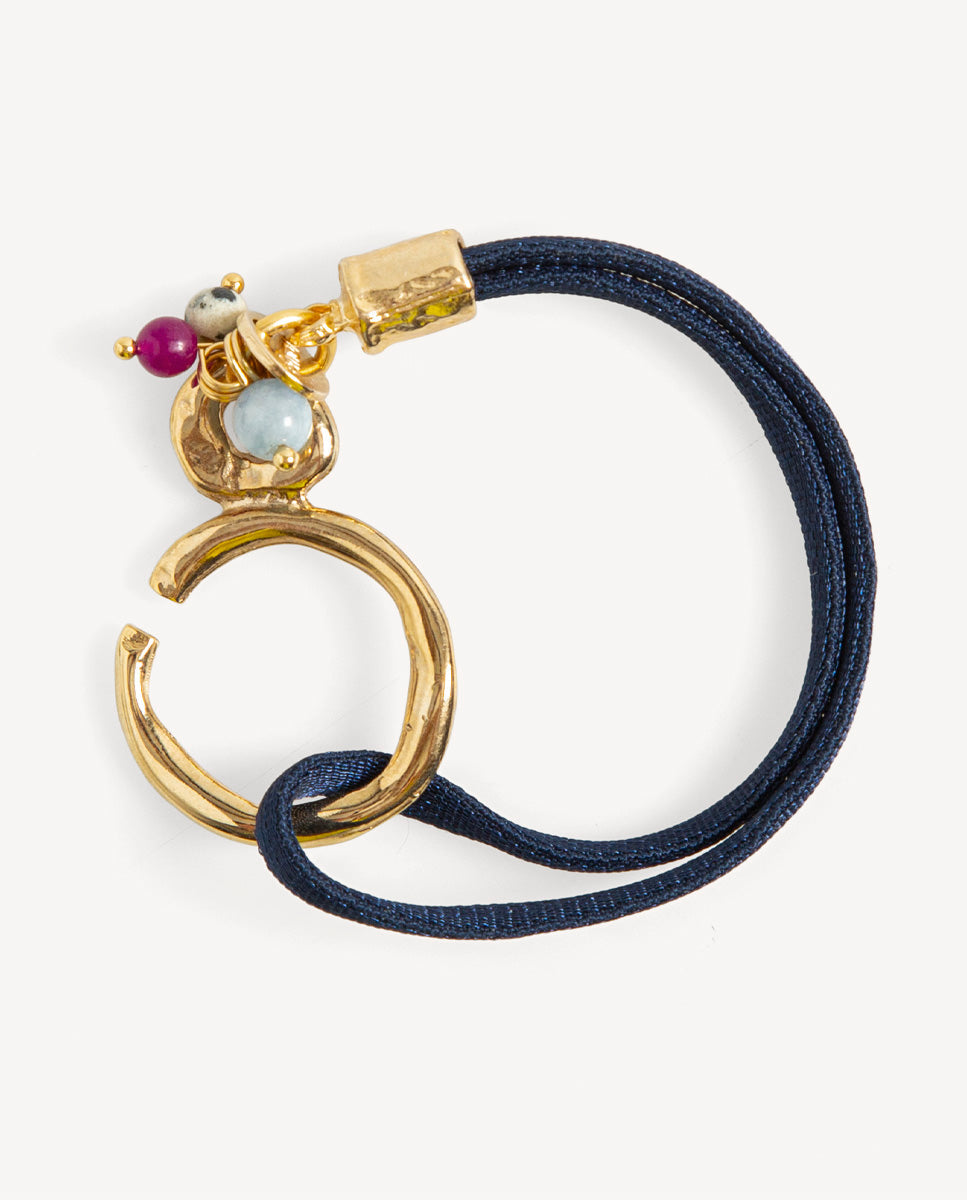 Pulsera Sasha azul marino de Emolo con cordón doble, aro dorado y pequeñas cuentas de colores junto al cierre
