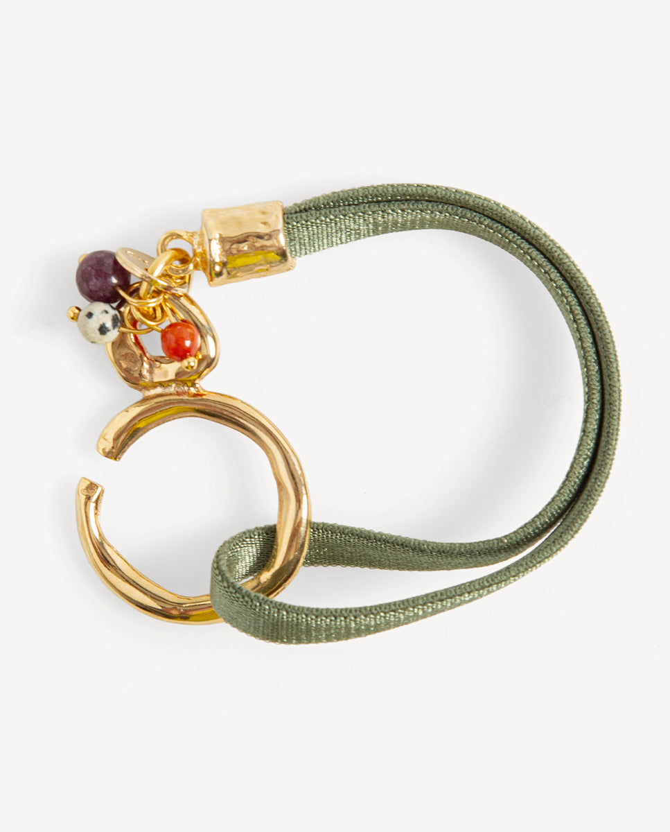 Pulsera Sasha kaki de Emolo con cordón doble verde, aro dorado y pequeñas cuentas de colores junto al cierre