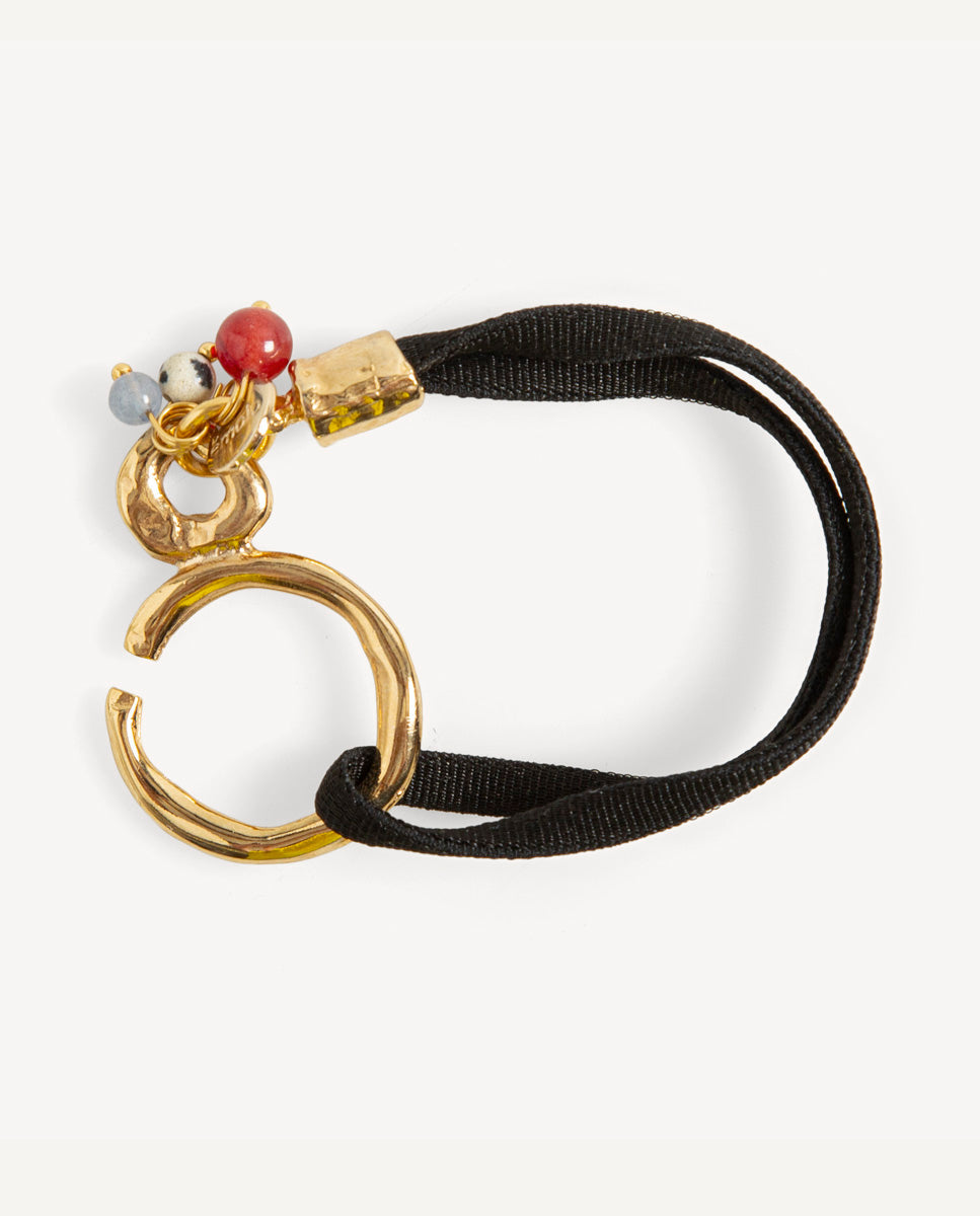 Pulsera Sasha negra de Emolo con cordón doble, aro dorado y pequeñas cuentas de colores junto al cierre