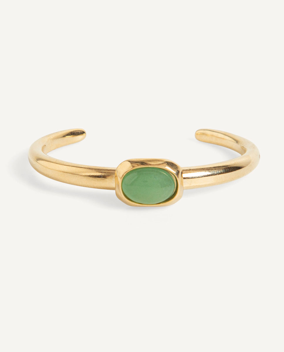 Brazalete abierto Luvo de Emolo en tono dorado con aventurina verde ovalada en el centro
