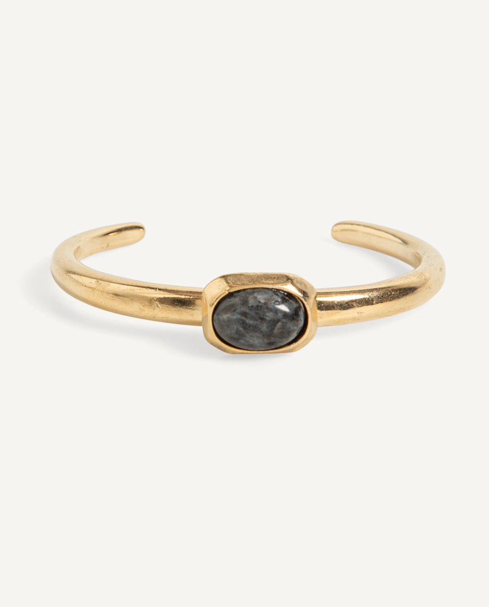 Brazalete abierto Luvo de Emolo en tono dorado con labradorita gris ovalada en el centro