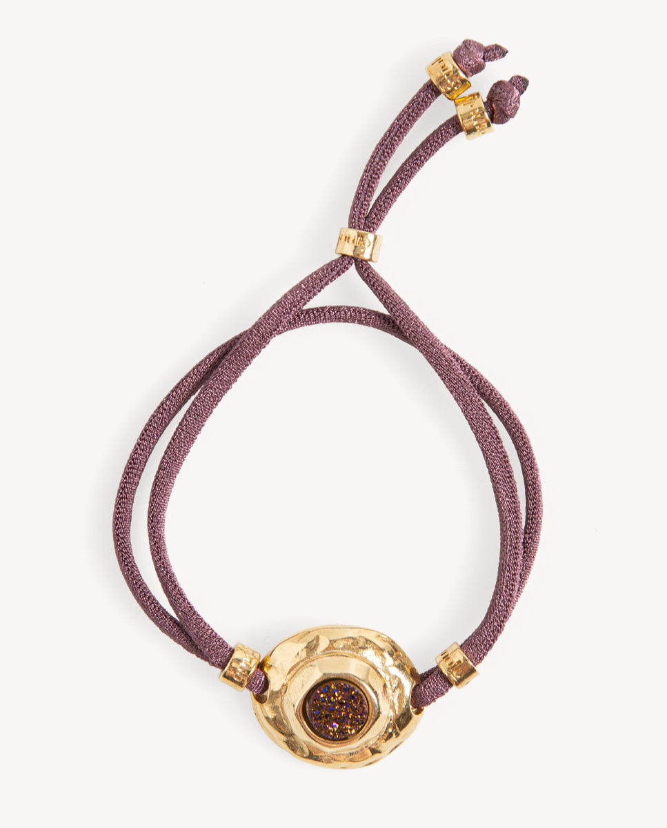 Pulsera Solmara de Emolo con cordón berenjena ajustable y medallón dorado texturizado con drusa circular navy