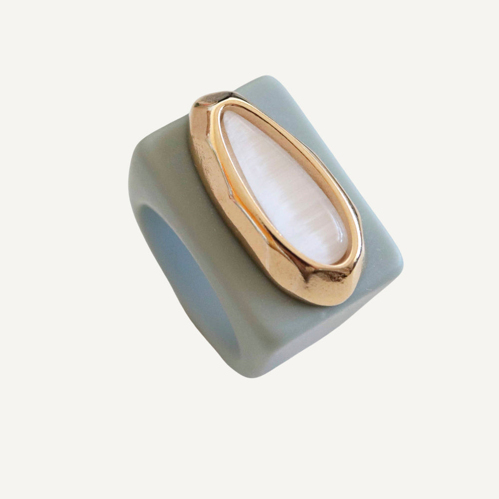 Anillo mujer verde sage con lagrima selenita